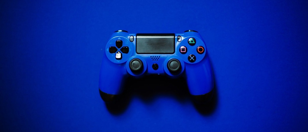 spider-man-2-remeyk-mgs-3-assassin-s-creed-mirage-glavnye-treylery-s-playstation-showcase