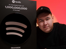 spotify-vruchil-imanbeku-nagradu-za-milliard-proslushivaniy-roses-ranee-ee-poluchali-dreyk-i-adel