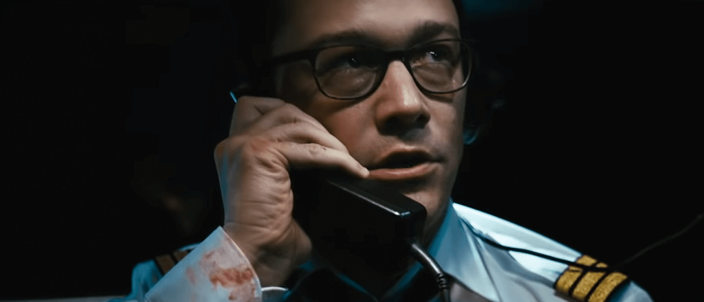 dzhozef-gordon-levitt-pytaetsya-spasti-samolet-ot-terroristov-v-treylere-fil-ma-7500