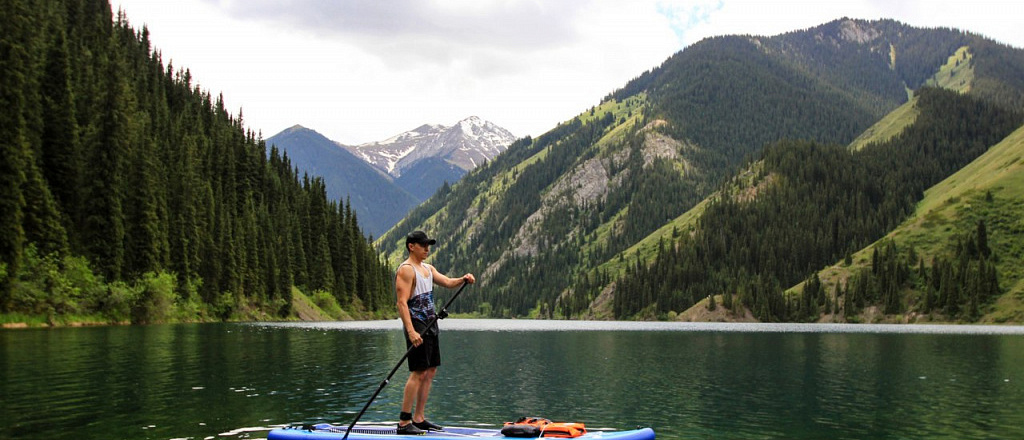 chto-takoe-sup-serfing-i-gde-pokatat-sya-v-almaty