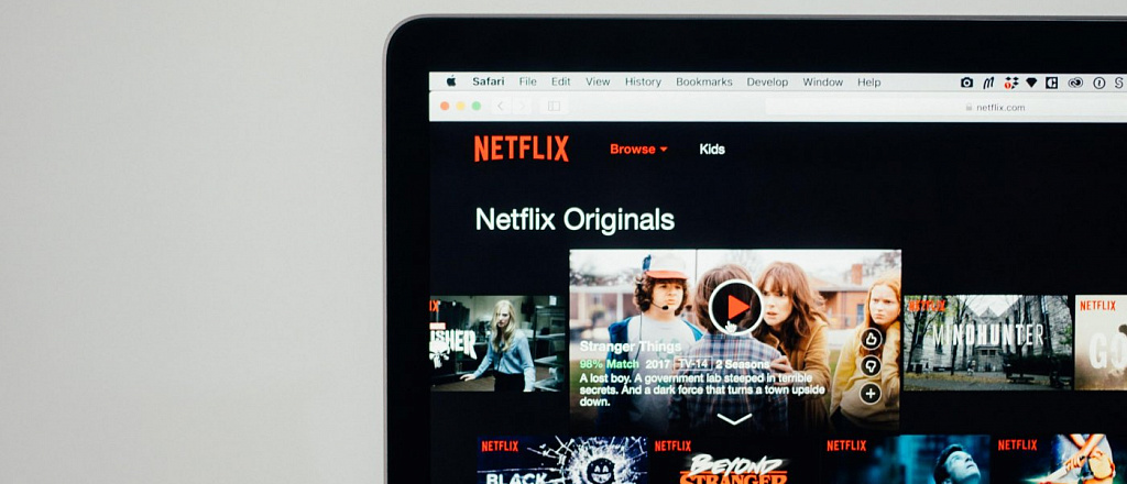benedikt-kamberbetch-sygraet-kuklovoda-v-seriale-netflix-erik