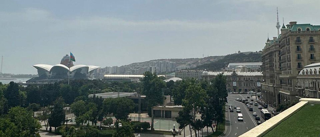10-rooftop-zavedeniy-v-baku-dlya-vstrech-s-nezabyvaemym-vidom