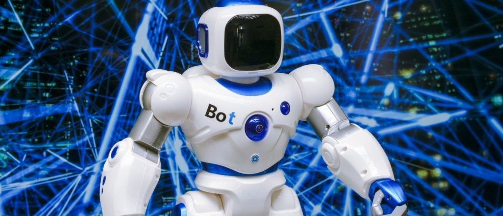 tesla-pokazala-svoih-chelovekopodobnyh-robotov