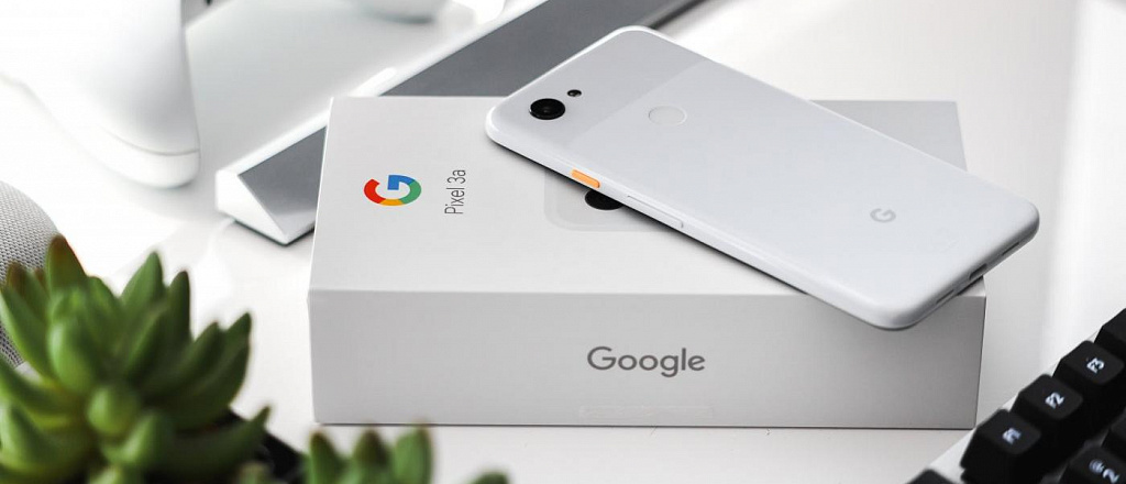 gryaduschiy-google-pixel-7a-budet-v-golubom-belom-i-serom-cvetah