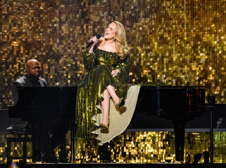 adel-vyigrala-srazu-tri-glavnye-nagrady-brit-awards-2022