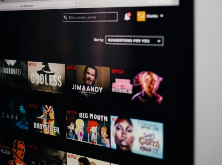 netflix-pokazal-treyler-novoy-komedii-s-adamom-sendlerom