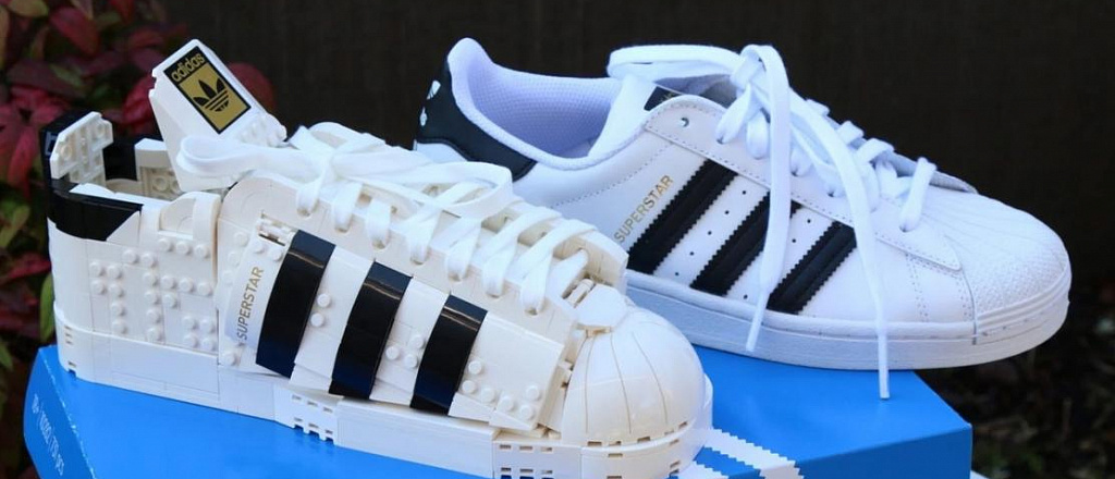 lego-vypustila-nabor-s-polnorazmernym-krossovkom-adidas-iz-kubikov