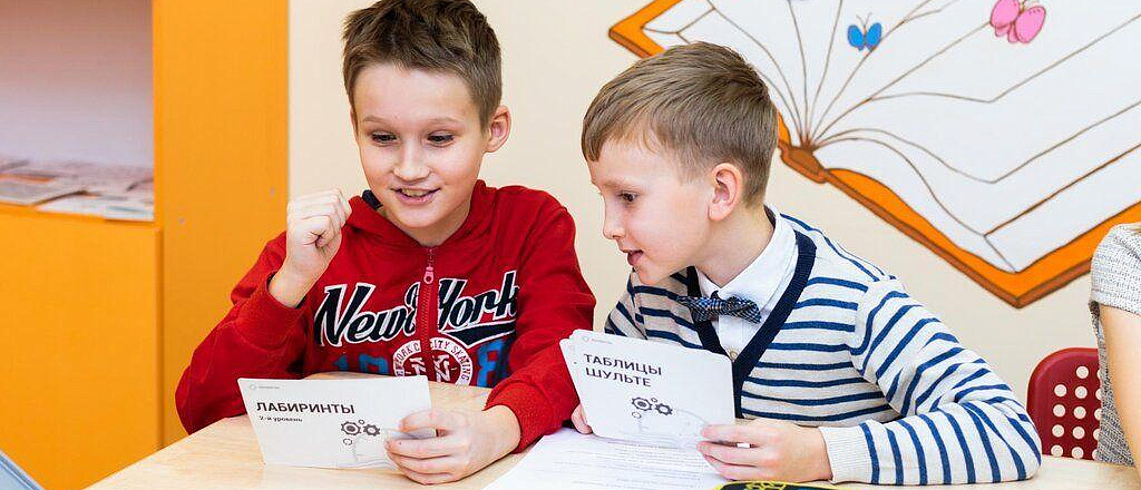 chem-zanyat-rebenka-zimoy-shkola-programmirovaniya-plavanie-i-kon-kobezhnyy-sport