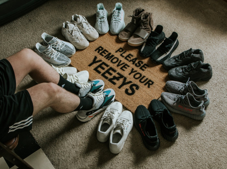 kan-e-uest-podal-zayavku-na-novuyu-torgovuyu-marku-yeezy-sock-shoes