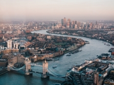 21-zhasta-y-aza-standy-dizayner-londonda-z-toptamasyn-tanystyrdy