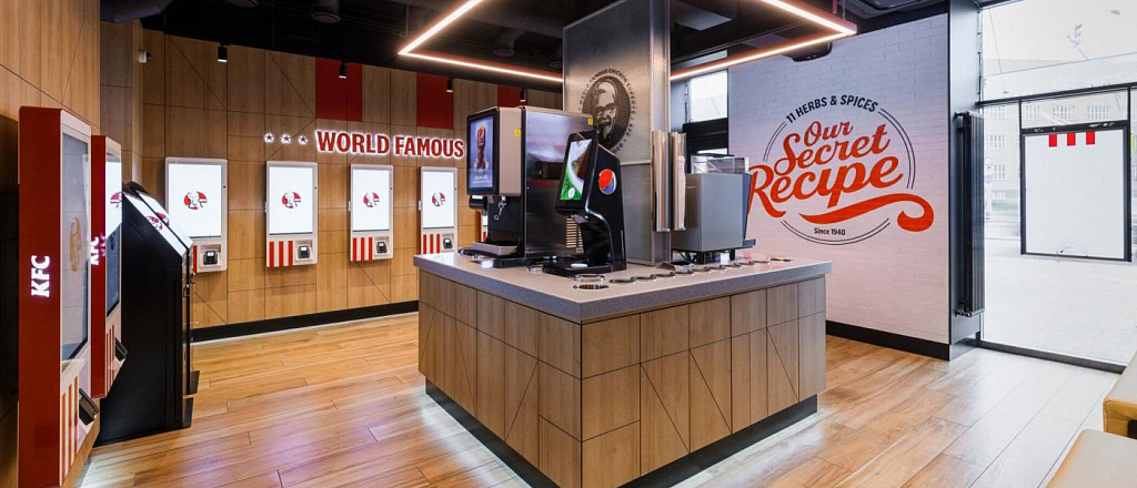 kfc-otkroet-v-moskve-restoran-buduschego-v-nem-net-kass-a-zakazy-prinosyat-konveyer-i-roboruka