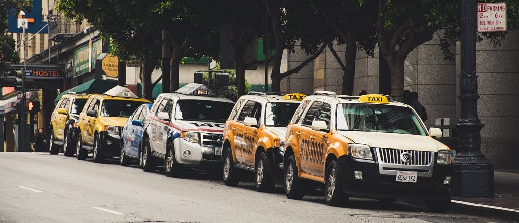 baidu-zapustila-v-kitae-nochnoe-taksi-bez-voditelya-v-salone