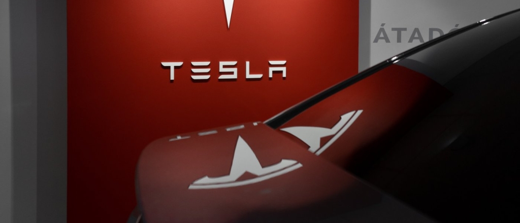 tesla-postavila-pervye-elektropikapy-cybertruck-klientam