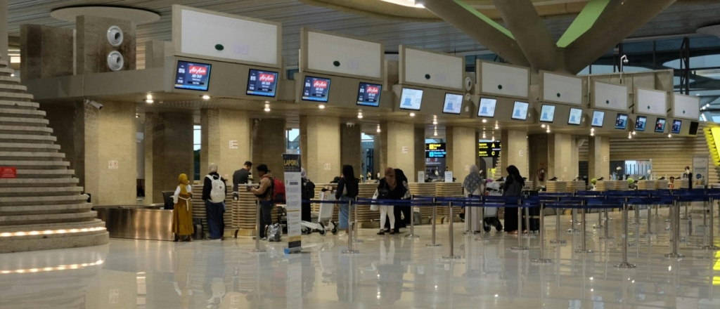 v-aeroportu-tashkenta-poyavilis-avtomaticheskie-kamery-hraneniya
