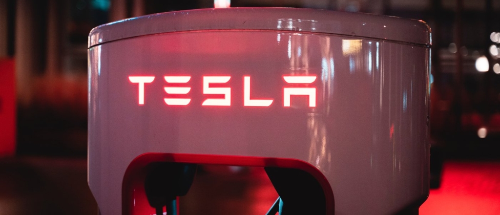 tesla-postroit-pridorozhnoe-kafe-v-retrostile-v-gollivude