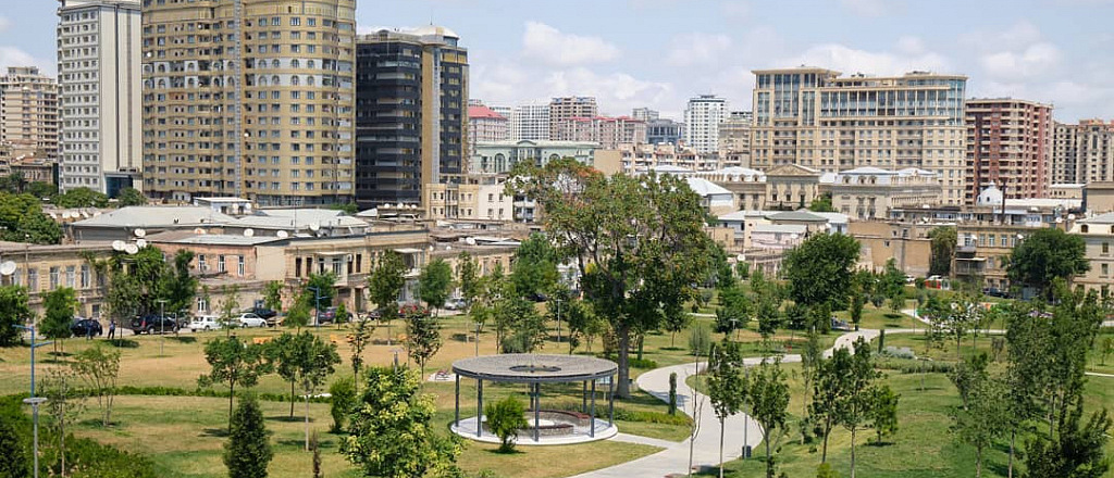 10-prichin-priehat-v-baku-vkusnye-frukty-dayving-i-zharkiy-klimat