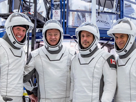 spacex-vpervye-otpravila-turistov-na-mks