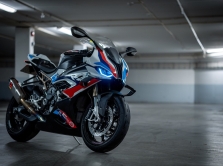 bmw-vypustila-solncezaschitnye-ochki-dopolnennoy-real-nosti-dlya-motociklistov