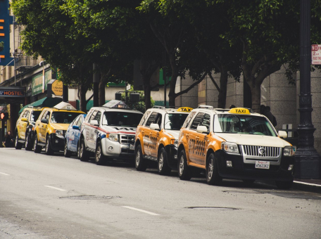 baidu-zapustila-v-kitae-nochnoe-taksi-bez-voditelya-v-salone