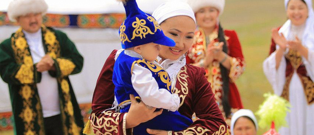 aza-rularyny-b-r-b-r-nen-ayyrmashyly-y-nede