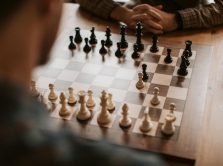 uzbekistanec-nodirbek-abdusattorov-vyshel-v-lidery-turnira-tata-steel-chess-2026