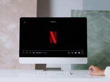 netflix-snimet-serial-nuyu-adaptaciyu-knig-geek-girl