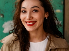 kreativnaya-industriya-kak-karina-kudekova-stala-golosom-endi-saks-v-fil-me-d-yavol-nosit-prada-2