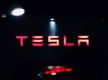 tesla-vypustila-lozhku-dlya-mcflurry-v-stile-cybertruck