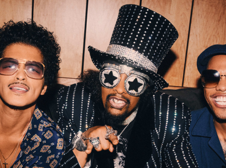 bruno-mars-i-anderson-pak-predstavili-pesnyu-smoking-out-the-window-iz-debyutnogo-al-boma-silk-sonic