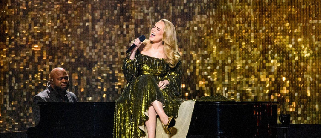 adel-vyigrala-srazu-tri-glavnye-nagrady-brit-awards-2022
