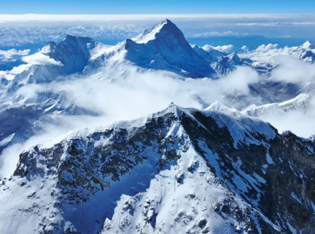 kitayskim-fotografam-vpervye-udalos-obletet-vershinu-everesta-na-drone