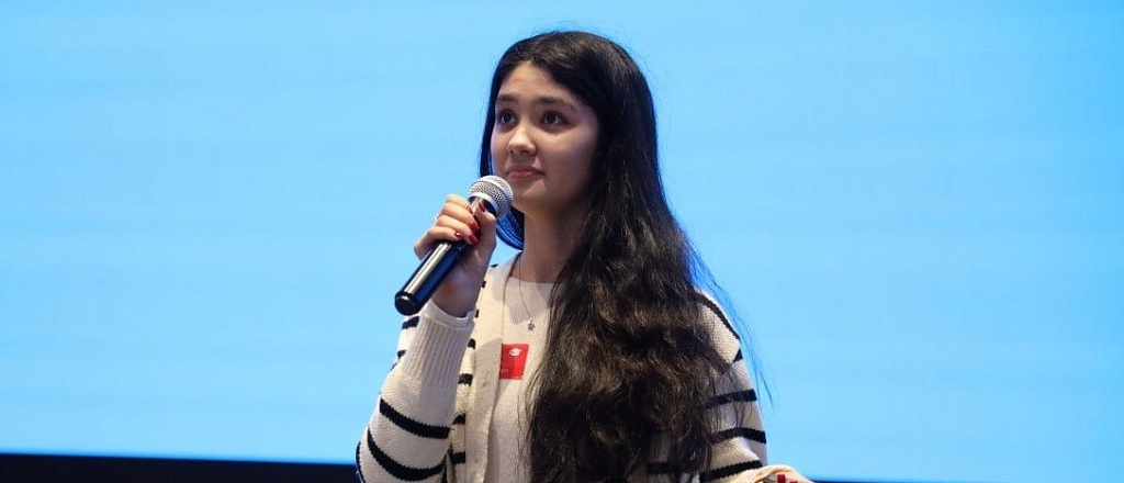 zebiniso-zhuraeva-o-tom-kak-vyuchila-7-yazykov-a-teper-uchitsya-i-rabotaet-v-yuzhnoy-koree