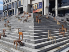 starye-stul-ya-i-taburety-vystavili-pered-bibliotekoy-v-astane