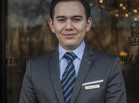 sanzhar-aytzhanov-europada-y-m-r-zh-ne-the-ritz-carlton-haly-araly-ona-yler-zhel-s-ndeg-zh-mysy-turaly