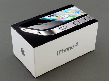 pervyy-iphone-v-zapechatannoy-korobke-prodali-na-aukcione-za-35-tysyach-dollarov