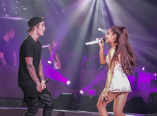 ariana-grande-pokazala-novogo-boyfrenda-v-klipe-s-dzhastinom-biberom