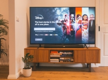 samye-populyarnye-strimingovye-platformy-dlya-prosmotra-fil-mov-netflix-apple-tv-kinopoisk-kakaya-iz-nih-luchshe