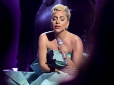 ledi-gaga-vypustila-klip-na-pesnyu-hold-my-hand