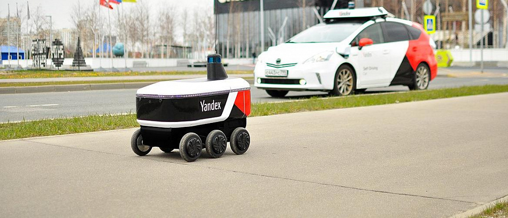 yandeks-vyvel-robota-kur-era-na-dorogi-skolkovo