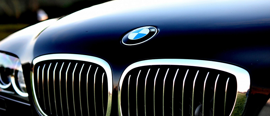 predstavlen-bmw-i-vision-dee-koncept-kar-kotoryy-mozhet-menyat-cvet