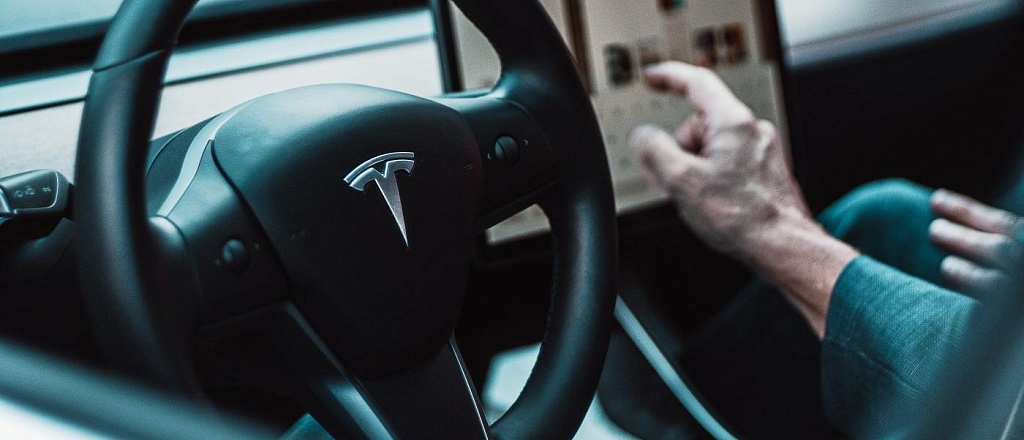 tesla-vnedrila-funkciyu-zaryada-elektromobiley-ot-solnechnyh-batarey