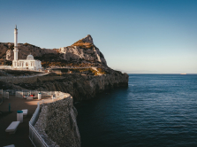 zhitel-aktau-stal-pervym-kazahstancem-pereplyvshim-gibraltar-bez-gidrokostyuma