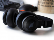 jbl-predstavila-tws-naushniki-tour-pro-2-s-displeem-na-keyse-i-polnorazmernye-tour-one-m2