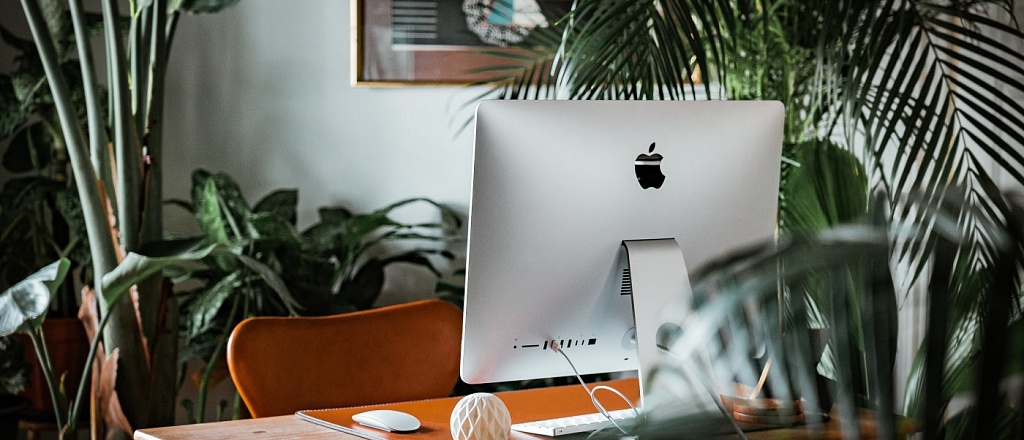apple-prezentovala-novye-macbook-pro-i-imac