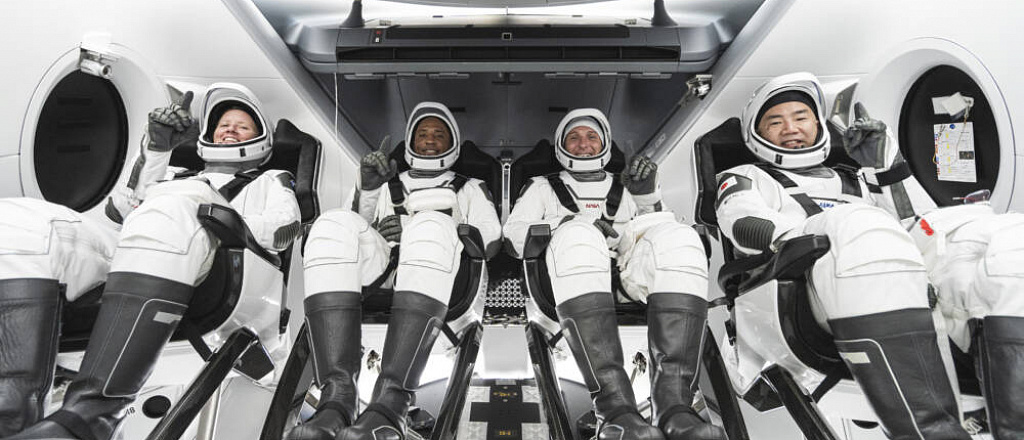 korabl-spacex-s-polnost-yu-grazhdanskim-ekipazhem-uspeshno-vernulsya-na-zemlyu