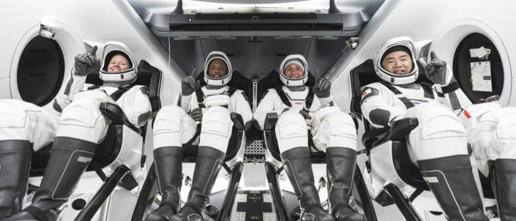 korabl-spacex-s-polnost-yu-grazhdanskim-ekipazhem-uspeshno-vernulsya-na-zemlyu