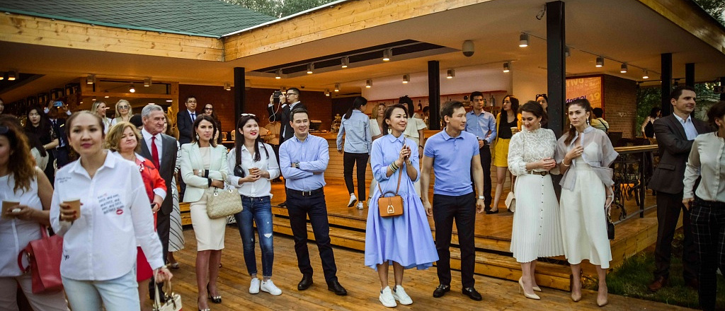 chem-unikalen-letniy-restoran-na-territorii-otelya-rixos-president-astana