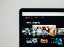 benedikt-kamberbetch-sygraet-kuklovoda-v-seriale-netflix-erik