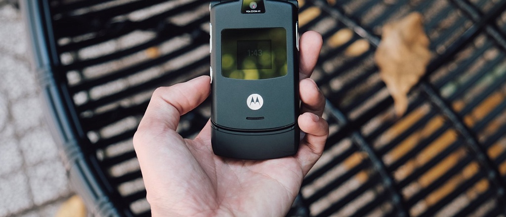 motorola-predstavila-koncept-gnuschegosya-smartfona