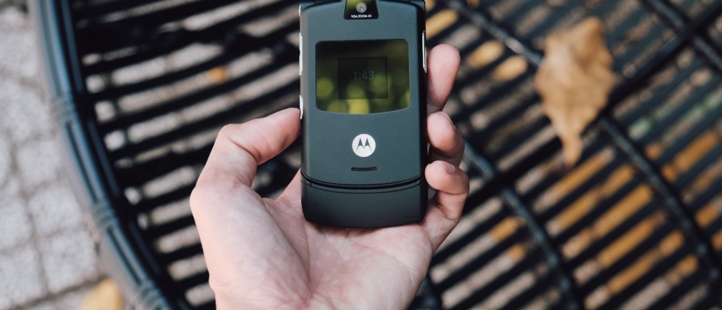 motorola-predstavila-koncept-gnuschegosya-smartfona